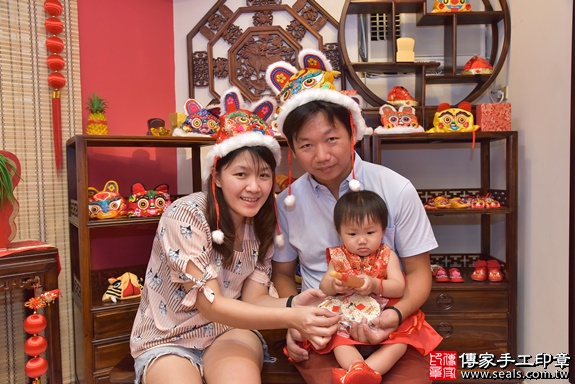 新竹市香山區龍寶寶古禮抓周祝福活動：抓周儀式【吃米香】：讓寶寶口齒留香，做什麼事都吃香。吃米香的抓周儀式，是讓孩子有好的人際關係，會說好話，做好事。照片1