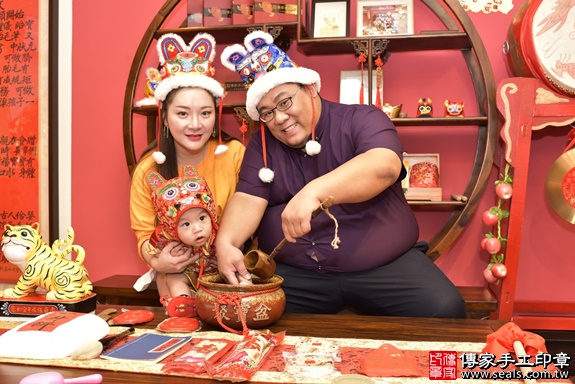 新北市永和區徐寶寶古禮抓周祝福活動：抓周儀式寶寶淨手象徵洗淨，把不好的去掉，洗滌身心靈。照片1
