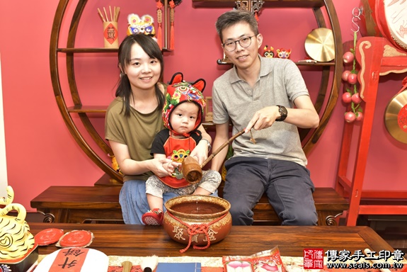 新北市永和區夏寶寶古禮抓周祝福活動：抓周儀式寶寶淨手象徵洗淨，把不好的去掉，洗滌身心靈。照片1