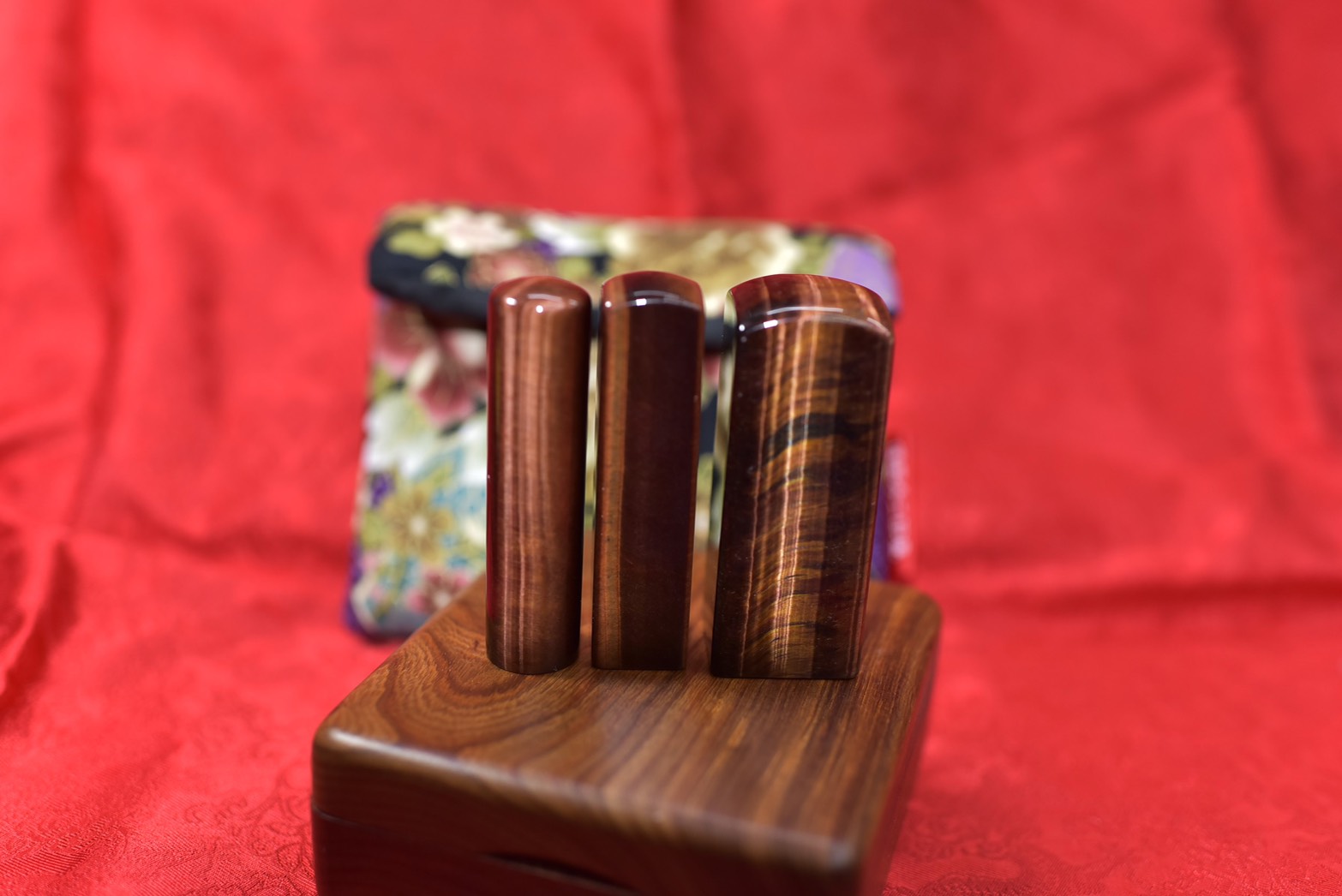 全手工噴砂印章:紅虎眼石公司大小印章實際成品、紅虎眼石印章材質介紹。傳家印章台北店。2019.10.23照片3 全手工噴砂印章:紅虎眼石公司大小印章實際成品、紅虎眼石印章材質介紹。傳家印章台北店。2019.10.23照片3