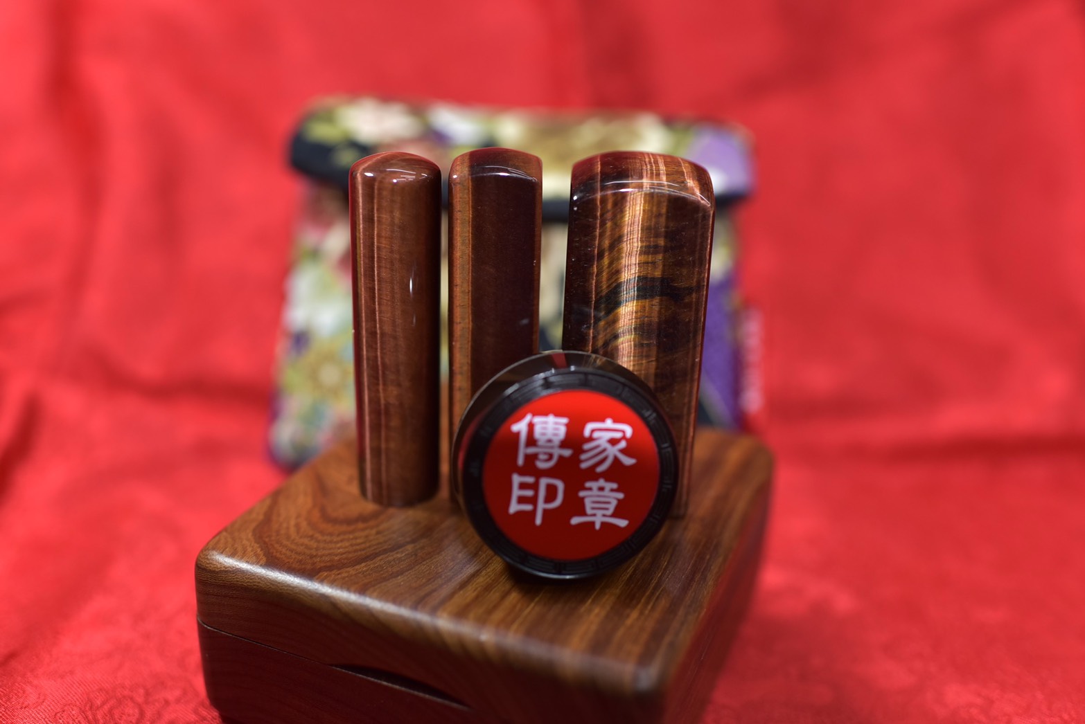 全手工噴砂印章:紅虎眼石公司大小印章實際成品、紅虎眼石印章材質介紹。傳家印章台北店。2019.10.23照片4 全手工噴砂印章:紅虎眼石公司大小印章實際成品、紅虎眼石印章材質介紹。傳家印章台北店。2019.10.23照片4