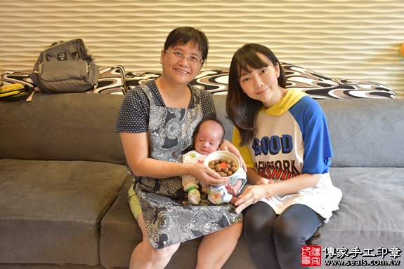 剃胎毛、剃胎毛費用、剃胎毛儀式、到府剃胎毛、台北市剃胎毛、台北市剃胎毛費用、台北市剃胎毛儀式、台北市到府剃胎毛、滿月剃頭、嬰兒剃頭、嬰兒理髮、寶寶剃頭、寶寶理髮、到府剃頭、到府嬰兒剃頭、到府滿月剃頭理髮。台北市滿月剃頭、台北市嬰兒剃頭、台北市嬰兒理髮、台北市寶寶剃頭、台北市寶寶理髮、台北市到府剃頭、台北市到府嬰兒剃頭、台北市到府滿月剃頭理髮。中山區滿月剃頭、中山區嬰兒剃頭、中山區嬰兒理髮、中山區寶寶剃頭、中山區寶寶理髮、中山區到府剃頭、中山區到府嬰兒剃頭、中山區到府滿月剃頭理髮。張寶寶(台北市中山區嬰兒剃頭、剃胎毛)--製作胎毛筆、臍帶章、嬰兒三寶。「寶寶滿月剃頭理髮、到府嬰兒滿月剃頭理髮、到府剃胎毛」祝福和活動紀錄     照片8