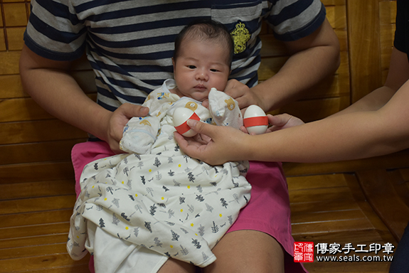滿月剃頭、嬰兒剃頭、嬰兒理髮、寶寶剃頭、寶寶理髮、來店剃頭、來店嬰兒剃頭、來店滿月剃頭理髮。新北市滿月剃頭、新北市嬰兒剃頭、新北市嬰兒理髮、新北市寶寶剃頭、新北市寶寶理髮、新北市來店剃頭、新北市來店嬰兒剃頭、新北市來店滿月剃頭理髮。蘆洲區滿月剃頭、蘆洲區嬰兒剃頭、蘆洲區嬰兒理髮、蘆洲區寶寶剃頭、蘆洲區寶寶理髮、蘆洲區來店剃頭、蘆洲區來店嬰兒剃頭、蘆洲區來店滿月剃頭理髮。彭寶寶(新北市蘆洲區)--製作胎毛筆、臍帶章、嬰兒三寶。「寶寶滿月剃頭理髮、來店嬰兒滿月理髮」祝福和活動紀錄。照片4