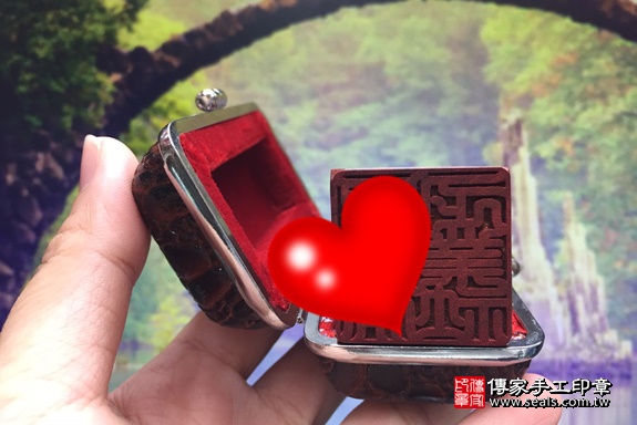 全手工篆刻印章:南美洲玫瑰紅檀公司大小印章實際成品、南美洲玫瑰紅檀印章材質介紹。(公司章、公司印章、負責人印章,一圓一方)傳家印章台中店。照片3 S__16662543.jpg