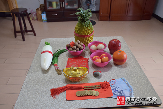 滿月剃頭、嬰兒剃頭、嬰兒理髮、寶寶剃頭、寶寶理髮、來店剃頭、來店嬰兒剃頭、來店滿月剃頭理髮。新北市滿月剃頭、新北市嬰兒剃頭、新北市嬰兒理髮、新北市寶寶剃頭、新北市寶寶理髮、新北市來店剃頭、新北市來店嬰兒剃頭、新北市來店滿月剃頭理髮。新莊區滿月剃頭、新莊區嬰兒剃頭、新莊區嬰兒理髮、新莊區寶寶剃頭、新莊區寶寶理髮、新莊區來店剃頭、新莊區來店嬰兒剃頭、新莊區來店滿月剃頭理髮。簡寶寶(新北市新莊區)--製作胎毛筆、臍帶章、嬰兒三寶。「寶寶滿月剃頭理髮、來店嬰兒滿月理髮」祝福和活動紀錄。照片2