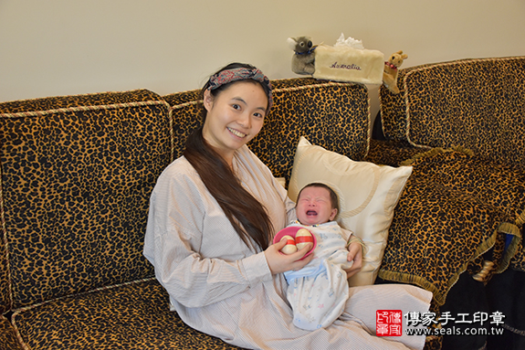 剃胎毛、滿月剃頭、嬰兒剃頭、嬰兒理髮、嬰兒剃髮、嬰兒剃胎毛、嬰兒滿月剃頭、寶寶剃頭、剃胎毛儀式、剃胎毛吉祥話、滿月剃頭儀式、滿月剃頭吉祥話、寶寶剃胎毛、寶寶滿月剃頭理髮、桃園市龍潭區剃胎毛、桃園市龍潭區滿月剃頭、桃園市龍潭區嬰兒剃頭剃胎毛、桃園市龍潭區嬰兒理髮、桃園市嬰兒剃髮、邱寶寶(桃園市龍潭區到府嬰兒寶寶滿月剃頭理髮、免費到府嬰兒剃胎毛儀式吉祥話)。到府剃頭剃胎毛主持、專業拍照、DVD光碟、證書。★購買「臍帶章、肚臍章、胎毛筆刷印章」贈送：剃頭、收涎、抓周，三選一。2019.10.07照片3