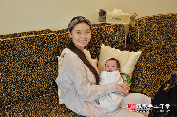 剃胎毛、滿月剃頭、嬰兒剃頭、嬰兒理髮、嬰兒剃髮、嬰兒剃胎毛、嬰兒滿月剃頭、寶寶剃頭、剃胎毛儀式、剃胎毛吉祥話、滿月剃頭儀式、滿月剃頭吉祥話、寶寶剃胎毛、寶寶滿月剃頭理髮、桃園市龍潭區剃胎毛、桃園市龍潭區滿月剃頭、桃園市龍潭區嬰兒剃頭剃胎毛、桃園市龍潭區嬰兒理髮、桃園市嬰兒剃髮、邱寶寶(桃園市龍潭區到府嬰兒寶寶滿月剃頭理髮、免費到府嬰兒剃胎毛儀式吉祥話)。到府剃頭剃胎毛主持、專業拍照、DVD光碟、證書。★購買「臍帶章、肚臍章、胎毛筆刷印章」贈送：剃頭、收涎、抓周，三選一。2019.10.07照片10