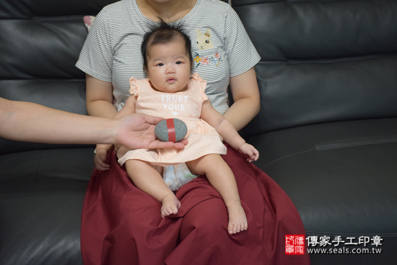 剃胎毛、滿月剃頭、嬰兒剃頭、嬰兒理髮、嬰兒剃髮、嬰兒剃胎毛、嬰兒滿月剃頭、寶寶剃頭、剃胎毛儀式、剃胎毛吉祥話、滿月剃頭儀式、滿月剃頭吉祥話、寶寶剃胎毛、寶寶滿月剃頭理髮、苗栗縣頭份鎮剃胎毛、苗栗縣頭份鎮滿月剃頭、苗栗縣頭份鎮嬰兒剃頭剃胎毛、苗栗縣頭份鎮嬰兒理髮、苗栗縣嬰兒剃髮、許寶寶(苗栗縣頭份鎮到府嬰兒寶寶滿月剃頭理髮、免費到府嬰兒剃胎毛儀式吉祥話)。到府剃頭剃胎毛主持、專業拍照、DVD光碟、證書。★購買「臍帶章、肚臍章、胎毛筆刷印章」贈送：剃頭、收涎、抓周，三選一。2019.07.07照片5