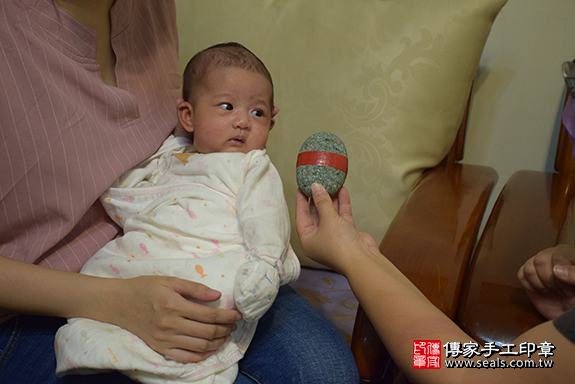 剃胎毛、滿月剃頭、嬰兒剃頭、嬰兒理髮、嬰兒剃髮、嬰兒剃胎毛、嬰兒滿月剃頭、寶寶剃頭、剃胎毛儀式、剃胎毛吉祥話、滿月剃頭儀式、滿月剃頭吉祥話、寶寶剃胎毛、寶寶滿月剃頭理髮、桃園市中壢區剃胎毛、桃園市中壢區滿月剃頭、桃園市中壢區嬰兒剃頭剃胎毛、桃園市中壢區嬰兒理髮、桃園市嬰兒剃髮、曾寶寶(桃園市中壢區到府嬰兒寶寶滿月剃頭理髮、免費到府嬰兒剃胎毛儀式吉祥話)。到府剃頭剃胎毛主持、專業拍照、DVD光碟、證書。★購買「臍帶章、肚臍章、胎毛筆刷印章」贈送：剃頭、收涎、抓周，三選一。2019.07.16照片6