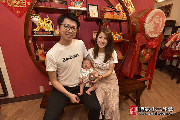 剃胎毛、滿月剃頭、嬰兒剃頭、嬰兒理髮、嬰兒剃髮、嬰兒剃胎毛、嬰兒滿月剃頭、寶寶剃頭、剃胎毛儀式、剃胎毛吉祥話、滿月剃頭儀式、滿月剃頭吉祥話、寶寶剃胎毛、寶寶滿月剃頭理髮、新北市永和區剃胎毛、新北市永和區滿月剃頭、新北市永和區嬰兒剃頭剃胎毛、新北市永和區嬰兒理髮、新北市嬰兒剃髮、陳寶寶(新北市永和區到府嬰兒寶寶滿月剃頭理髮、免費到府嬰兒剃胎毛儀式吉祥話)。到府剃頭剃胎毛主持、專業拍照、DVD光碟、證書。★購買「臍帶章、肚臍章、胎毛筆刷印章」贈送：剃頭、收涎、抓周，三選一。2019.07.21照片5
