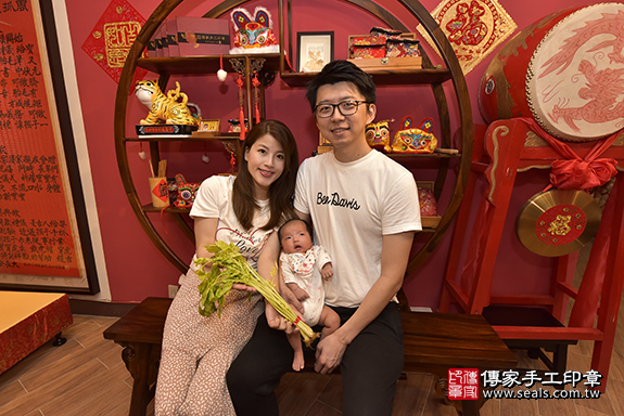 剃胎毛、滿月剃頭、嬰兒剃頭、嬰兒理髮、嬰兒剃髮、嬰兒剃胎毛、嬰兒滿月剃頭、寶寶剃頭、剃胎毛儀式、剃胎毛吉祥話、滿月剃頭儀式、滿月剃頭吉祥話、寶寶剃胎毛、寶寶滿月剃頭理髮、新北市永和區剃胎毛、新北市永和區滿月剃頭、新北市永和區嬰兒剃頭剃胎毛、新北市永和區嬰兒理髮、新北市嬰兒剃髮、陳寶寶(新北市永和區到府嬰兒寶寶滿月剃頭理髮、免費到府嬰兒剃胎毛儀式吉祥話)。到府剃頭剃胎毛主持、專業拍照、DVD光碟、證書。★購買「臍帶章、肚臍章、胎毛筆刷印章」贈送：剃頭、收涎、抓周，三選一。2019.07.21照片11