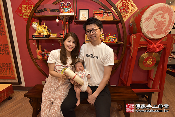 剃胎毛、滿月剃頭、嬰兒剃頭、嬰兒理髮、嬰兒剃髮、嬰兒剃胎毛、嬰兒滿月剃頭、寶寶剃頭、剃胎毛儀式、剃胎毛吉祥話、滿月剃頭儀式、滿月剃頭吉祥話、寶寶剃胎毛、寶寶滿月剃頭理髮、新北市永和區剃胎毛、新北市永和區滿月剃頭、新北市永和區嬰兒剃頭剃胎毛、新北市永和區嬰兒理髮、新北市嬰兒剃髮、陳寶寶(新北市永和區到府嬰兒寶寶滿月剃頭理髮、免費到府嬰兒剃胎毛儀式吉祥話)。到府剃頭剃胎毛主持、專業拍照、DVD光碟、證書。★購買「臍帶章、肚臍章、胎毛筆刷印章」贈送：剃頭、收涎、抓周，三選一。2019.07.21照片12