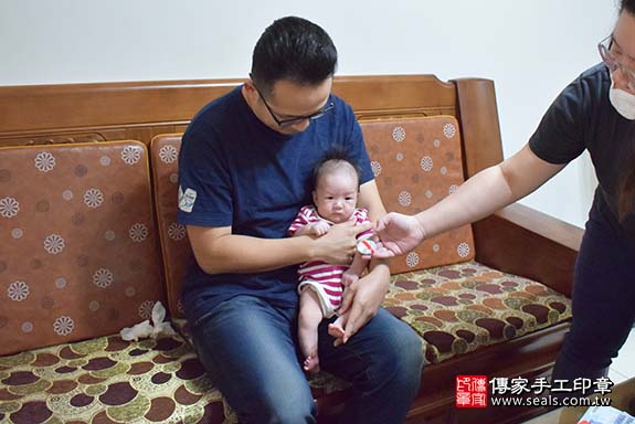 剃胎毛、滿月剃頭、嬰兒剃頭、嬰兒理髮、嬰兒剃髮、嬰兒剃胎毛、嬰兒滿月剃頭、寶寶剃頭、剃胎毛儀式、剃胎毛吉祥話、滿月剃頭儀式、滿月剃頭吉祥話、寶寶剃胎毛、寶寶滿月剃頭理髮、 高雄市楠梓區剃胎毛、高雄市楠梓區滿月剃頭、高雄市楠梓區嬰兒剃頭剃胎毛、高雄市楠梓區嬰兒理髮、高雄市嬰兒剃髮、 周寶寶(高雄市楠梓區到府嬰兒寶寶滿月剃頭理髮、免費到府嬰兒剃胎毛儀式吉祥話)。到府剃頭剃胎毛主持、專業拍照、DVD光碟、證書。★購買「臍帶章、肚臍章、胎毛筆刷印章」贈送：剃頭、收涎、抓周，三選一。2019.10.21照片6