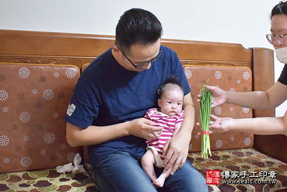 剃胎毛、滿月剃頭、嬰兒剃頭、嬰兒理髮、嬰兒剃髮、嬰兒剃胎毛、嬰兒滿月剃頭、寶寶剃頭、剃胎毛儀式、剃胎毛吉祥話、滿月剃頭儀式、滿月剃頭吉祥話、寶寶剃胎毛、寶寶滿月剃頭理髮、 高雄市楠梓區剃胎毛、高雄市楠梓區滿月剃頭、高雄市楠梓區嬰兒剃頭剃胎毛、高雄市楠梓區嬰兒理髮、高雄市嬰兒剃髮、 周寶寶(高雄市楠梓區到府嬰兒寶寶滿月剃頭理髮、免費到府嬰兒剃胎毛儀式吉祥話)。到府剃頭剃胎毛主持、專業拍照、DVD光碟、證書。★購買「臍帶章、肚臍章、胎毛筆刷印章」贈送：剃頭、收涎、抓周，三選一。2019.10.21照片9