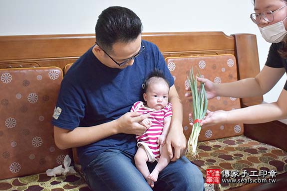 剃胎毛、滿月剃頭、嬰兒剃頭、嬰兒理髮、嬰兒剃髮、嬰兒剃胎毛、嬰兒滿月剃頭、寶寶剃頭、剃胎毛儀式、剃胎毛吉祥話、滿月剃頭儀式、滿月剃頭吉祥話、寶寶剃胎毛、寶寶滿月剃頭理髮、 高雄市楠梓區剃胎毛、高雄市楠梓區滿月剃頭、高雄市楠梓區嬰兒剃頭剃胎毛、高雄市楠梓區嬰兒理髮、高雄市嬰兒剃髮、 周寶寶(高雄市楠梓區到府嬰兒寶寶滿月剃頭理髮、免費到府嬰兒剃胎毛儀式吉祥話)。到府剃頭剃胎毛主持、專業拍照、DVD光碟、證書。★購買「臍帶章、肚臍章、胎毛筆刷印章」贈送：剃頭、收涎、抓周，三選一。2019.10.21照片11