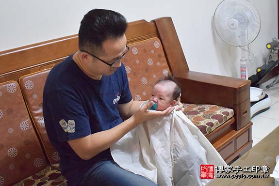 剃胎毛、滿月剃頭、嬰兒剃頭、嬰兒理髮、嬰兒剃髮、嬰兒剃胎毛、嬰兒滿月剃頭、寶寶剃頭、剃胎毛儀式、剃胎毛吉祥話、滿月剃頭儀式、滿月剃頭吉祥話、寶寶剃胎毛、寶寶滿月剃頭理髮、 高雄市楠梓區剃胎毛、高雄市楠梓區滿月剃頭、高雄市楠梓區嬰兒剃頭剃胎毛、高雄市楠梓區嬰兒理髮、高雄市嬰兒剃髮、 周寶寶(高雄市楠梓區到府嬰兒寶寶滿月剃頭理髮、免費到府嬰兒剃胎毛儀式吉祥話)。到府剃頭剃胎毛主持、專業拍照、DVD光碟、證書。★購買「臍帶章、肚臍章、胎毛筆刷印章」贈送：剃頭、收涎、抓周，三選一。2019.10.21照片15
