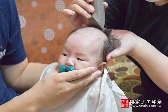 剃胎毛、滿月剃頭、嬰兒剃頭、嬰兒理髮、嬰兒剃髮、嬰兒剃胎毛、嬰兒滿月剃頭、寶寶剃頭、剃胎毛儀式、剃胎毛吉祥話、滿月剃頭儀式、滿月剃頭吉祥話、寶寶剃胎毛、寶寶滿月剃頭理髮、 高雄市楠梓區剃胎毛、高雄市楠梓區滿月剃頭、高雄市楠梓區嬰兒剃頭剃胎毛、高雄市楠梓區嬰兒理髮、高雄市嬰兒剃髮、 周寶寶(高雄市楠梓區到府嬰兒寶寶滿月剃頭理髮、免費到府嬰兒剃胎毛儀式吉祥話)。到府剃頭剃胎毛主持、專業拍照、DVD光碟、證書。★購買「臍帶章、肚臍章、胎毛筆刷印章」贈送：剃頭、收涎、抓周，三選一。2019.10.21照片16