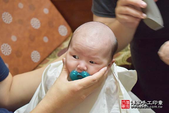 剃胎毛、滿月剃頭、嬰兒剃頭、嬰兒理髮、嬰兒剃髮、嬰兒剃胎毛、嬰兒滿月剃頭、寶寶剃頭、剃胎毛儀式、剃胎毛吉祥話、滿月剃頭儀式、滿月剃頭吉祥話、寶寶剃胎毛、寶寶滿月剃頭理髮、 高雄市楠梓區剃胎毛、高雄市楠梓區滿月剃頭、高雄市楠梓區嬰兒剃頭剃胎毛、高雄市楠梓區嬰兒理髮、高雄市嬰兒剃髮、 周寶寶(高雄市楠梓區到府嬰兒寶寶滿月剃頭理髮、免費到府嬰兒剃胎毛儀式吉祥話)。到府剃頭剃胎毛主持、專業拍照、DVD光碟、證書。★購買「臍帶章、肚臍章、胎毛筆刷印章」贈送：剃頭、收涎、抓周，三選一。2019.10.21照片17