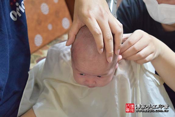 剃胎毛、滿月剃頭、嬰兒剃頭、嬰兒理髮、嬰兒剃髮、嬰兒剃胎毛、嬰兒滿月剃頭、寶寶剃頭、剃胎毛儀式、剃胎毛吉祥話、滿月剃頭儀式、滿月剃頭吉祥話、寶寶剃胎毛、寶寶滿月剃頭理髮、 高雄市楠梓區剃胎毛、高雄市楠梓區滿月剃頭、高雄市楠梓區嬰兒剃頭剃胎毛、高雄市楠梓區嬰兒理髮、高雄市嬰兒剃髮、 周寶寶(高雄市楠梓區到府嬰兒寶寶滿月剃頭理髮、免費到府嬰兒剃胎毛儀式吉祥話)。到府剃頭剃胎毛主持、專業拍照、DVD光碟、證書。★購買「臍帶章、肚臍章、胎毛筆刷印章」贈送：剃頭、收涎、抓周，三選一。2019.10.21照片19
