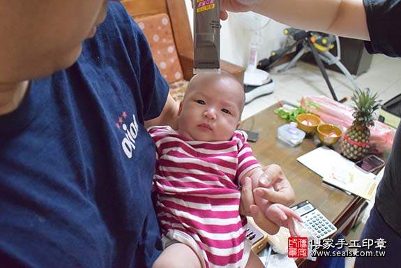 剃胎毛、滿月剃頭、嬰兒剃頭、嬰兒理髮、嬰兒剃髮、嬰兒剃胎毛、嬰兒滿月剃頭、寶寶剃頭、剃胎毛儀式、剃胎毛吉祥話、滿月剃頭儀式、滿月剃頭吉祥話、寶寶剃胎毛、寶寶滿月剃頭理髮、 高雄市楠梓區剃胎毛、高雄市楠梓區滿月剃頭、高雄市楠梓區嬰兒剃頭剃胎毛、高雄市楠梓區嬰兒理髮、高雄市嬰兒剃髮、 周寶寶(高雄市楠梓區到府嬰兒寶寶滿月剃頭理髮、免費到府嬰兒剃胎毛儀式吉祥話)。到府剃頭剃胎毛主持、專業拍照、DVD光碟、證書。★購買「臍帶章、肚臍章、胎毛筆刷印章」贈送：剃頭、收涎、抓周，三選一。2019.10.21照片20