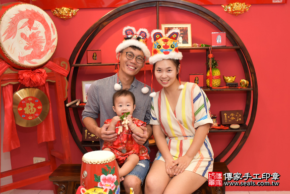 抓周儀式北區余寶寶【吃花生】：讓寶寶好事花生、長壽。  吃花生的抓周儀式，是讓孩子好事花生，長壽。台中店抓周。照片1