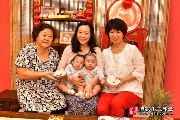 剃胎毛、滿月剃頭、嬰兒剃頭、嬰兒理髮、嬰兒剃髮、嬰兒剃胎毛、嬰兒滿月剃頭、寶寶剃頭、剃胎毛儀式、剃胎毛吉祥話、滿月剃頭儀式、滿月剃頭吉祥話、寶寶剃胎毛、寶寶滿月剃頭理髮、 高雄市鳳山區剃胎毛、高雄市鳳山區滿月剃頭、高雄市鳳山區嬰兒剃頭剃胎毛、高雄市鳳山區嬰兒理髮、高雄市嬰兒剃髮、 盧寶寶(高雄市鳳山區來店嬰兒寶寶滿月剃頭理髮、免費來店嬰兒剃胎毛儀式吉祥話)。來店剃頭剃胎毛主持、專業拍照、DVD光碟、證書。★購買「臍帶章、肚臍章、胎毛筆刷印章」贈送：剃頭、收涎、抓周，三選一。2019.10.29照片4