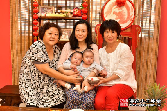 剃胎毛、滿月剃頭、嬰兒剃頭、嬰兒理髮、嬰兒剃髮、嬰兒剃胎毛、嬰兒滿月剃頭、寶寶剃頭、剃胎毛儀式、剃胎毛吉祥話、滿月剃頭儀式、滿月剃頭吉祥話、寶寶剃胎毛、寶寶滿月剃頭理髮、 高雄市鳳山區剃胎毛、高雄市鳳山區滿月剃頭、高雄市鳳山區嬰兒剃頭剃胎毛、高雄市鳳山區嬰兒理髮、高雄市嬰兒剃髮、 盧寶寶(高雄市鳳山區來店嬰兒寶寶滿月剃頭理髮、免費來店嬰兒剃胎毛儀式吉祥話)。來店剃頭剃胎毛主持、專業拍照、DVD光碟、證書。★購買「臍帶章、肚臍章、胎毛筆刷印章」贈送：剃頭、收涎、抓周，三選一。2019.10.29照片5