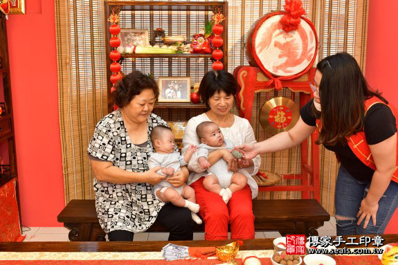 剃胎毛、滿月剃頭、嬰兒剃頭、嬰兒理髮、嬰兒剃髮、嬰兒剃胎毛、嬰兒滿月剃頭、寶寶剃頭、剃胎毛儀式、剃胎毛吉祥話、滿月剃頭儀式、滿月剃頭吉祥話、寶寶剃胎毛、寶寶滿月剃頭理髮、 高雄市鳳山區剃胎毛、高雄市鳳山區滿月剃頭、高雄市鳳山區嬰兒剃頭剃胎毛、高雄市鳳山區嬰兒理髮、高雄市嬰兒剃髮、 盧寶寶(高雄市鳳山區來店嬰兒寶寶滿月剃頭理髮、免費來店嬰兒剃胎毛儀式吉祥話)。來店剃頭剃胎毛主持、專業拍照、DVD光碟、證書。★購買「臍帶章、肚臍章、胎毛筆刷印章」贈送：剃頭、收涎、抓周，三選一。2019.10.29照片6
