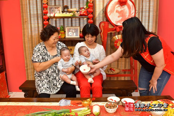 剃胎毛、滿月剃頭、嬰兒剃頭、嬰兒理髮、嬰兒剃髮、嬰兒剃胎毛、嬰兒滿月剃頭、寶寶剃頭、剃胎毛儀式、剃胎毛吉祥話、滿月剃頭儀式、滿月剃頭吉祥話、寶寶剃胎毛、寶寶滿月剃頭理髮、 高雄市鳳山區剃胎毛、高雄市鳳山區滿月剃頭、高雄市鳳山區嬰兒剃頭剃胎毛、高雄市鳳山區嬰兒理髮、高雄市嬰兒剃髮、 盧寶寶(高雄市鳳山區來店嬰兒寶寶滿月剃頭理髮、免費來店嬰兒剃胎毛儀式吉祥話)。來店剃頭剃胎毛主持、專業拍照、DVD光碟、證書。★購買「臍帶章、肚臍章、胎毛筆刷印章」贈送：剃頭、收涎、抓周，三選一。2019.10.29照片7