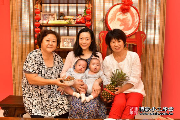 剃胎毛、滿月剃頭、嬰兒剃頭、嬰兒理髮、嬰兒剃髮、嬰兒剃胎毛、嬰兒滿月剃頭、寶寶剃頭、剃胎毛儀式、剃胎毛吉祥話、滿月剃頭儀式、滿月剃頭吉祥話、寶寶剃胎毛、寶寶滿月剃頭理髮、 高雄市鳳山區剃胎毛、高雄市鳳山區滿月剃頭、高雄市鳳山區嬰兒剃頭剃胎毛、高雄市鳳山區嬰兒理髮、高雄市嬰兒剃髮、 盧寶寶(高雄市鳳山區來店嬰兒寶寶滿月剃頭理髮、免費來店嬰兒剃胎毛儀式吉祥話)。來店剃頭剃胎毛主持、專業拍照、DVD光碟、證書。★購買「臍帶章、肚臍章、胎毛筆刷印章」贈送：剃頭、收涎、抓周，三選一。2019.10.29照片8