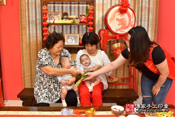 剃胎毛、滿月剃頭、嬰兒剃頭、嬰兒理髮、嬰兒剃髮、嬰兒剃胎毛、嬰兒滿月剃頭、寶寶剃頭、剃胎毛儀式、剃胎毛吉祥話、滿月剃頭儀式、滿月剃頭吉祥話、寶寶剃胎毛、寶寶滿月剃頭理髮、 高雄市鳳山區剃胎毛、高雄市鳳山區滿月剃頭、高雄市鳳山區嬰兒剃頭剃胎毛、高雄市鳳山區嬰兒理髮、高雄市嬰兒剃髮、 盧寶寶(高雄市鳳山區來店嬰兒寶寶滿月剃頭理髮、免費來店嬰兒剃胎毛儀式吉祥話)。來店剃頭剃胎毛主持、專業拍照、DVD光碟、證書。★購買「臍帶章、肚臍章、胎毛筆刷印章」贈送：剃頭、收涎、抓周，三選一。2019.10.29照片9