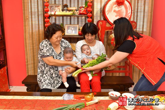 剃胎毛、滿月剃頭、嬰兒剃頭、嬰兒理髮、嬰兒剃髮、嬰兒剃胎毛、嬰兒滿月剃頭、寶寶剃頭、剃胎毛儀式、剃胎毛吉祥話、滿月剃頭儀式、滿月剃頭吉祥話、寶寶剃胎毛、寶寶滿月剃頭理髮、 高雄市鳳山區剃胎毛、高雄市鳳山區滿月剃頭、高雄市鳳山區嬰兒剃頭剃胎毛、高雄市鳳山區嬰兒理髮、高雄市嬰兒剃髮、 盧寶寶(高雄市鳳山區來店嬰兒寶寶滿月剃頭理髮、免費來店嬰兒剃胎毛儀式吉祥話)。來店剃頭剃胎毛主持、專業拍照、DVD光碟、證書。★購買「臍帶章、肚臍章、胎毛筆刷印章」贈送：剃頭、收涎、抓周，三選一。2019.10.29照片10