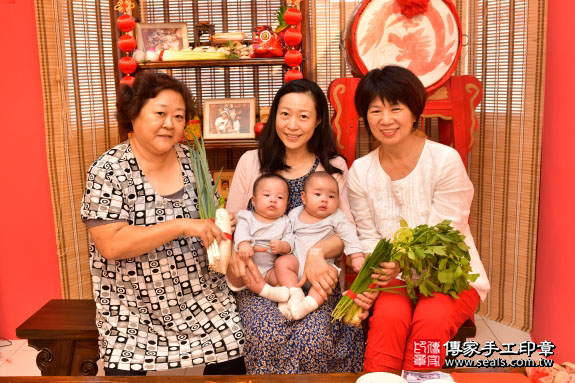 剃胎毛、滿月剃頭、嬰兒剃頭、嬰兒理髮、嬰兒剃髮、嬰兒剃胎毛、嬰兒滿月剃頭、寶寶剃頭、剃胎毛儀式、剃胎毛吉祥話、滿月剃頭儀式、滿月剃頭吉祥話、寶寶剃胎毛、寶寶滿月剃頭理髮、 高雄市鳳山區剃胎毛、高雄市鳳山區滿月剃頭、高雄市鳳山區嬰兒剃頭剃胎毛、高雄市鳳山區嬰兒理髮、高雄市嬰兒剃髮、 盧寶寶(高雄市鳳山區來店嬰兒寶寶滿月剃頭理髮、免費來店嬰兒剃胎毛儀式吉祥話)。來店剃頭剃胎毛主持、專業拍照、DVD光碟、證書。★購買「臍帶章、肚臍章、胎毛筆刷印章」贈送：剃頭、收涎、抓周，三選一。2019.10.29照片11