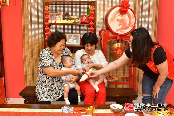 剃胎毛、滿月剃頭、嬰兒剃頭、嬰兒理髮、嬰兒剃髮、嬰兒剃胎毛、嬰兒滿月剃頭、寶寶剃頭、剃胎毛儀式、剃胎毛吉祥話、滿月剃頭儀式、滿月剃頭吉祥話、寶寶剃胎毛、寶寶滿月剃頭理髮、 高雄市鳳山區剃胎毛、高雄市鳳山區滿月剃頭、高雄市鳳山區嬰兒剃頭剃胎毛、高雄市鳳山區嬰兒理髮、高雄市嬰兒剃髮、 盧寶寶(高雄市鳳山區來店嬰兒寶寶滿月剃頭理髮、免費來店嬰兒剃胎毛儀式吉祥話)。來店剃頭剃胎毛主持、專業拍照、DVD光碟、證書。★購買「臍帶章、肚臍章、胎毛筆刷印章」贈送：剃頭、收涎、抓周，三選一。2019.10.29照片12
