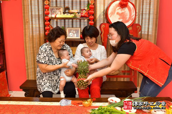 剃胎毛、滿月剃頭、嬰兒剃頭、嬰兒理髮、嬰兒剃髮、嬰兒剃胎毛、嬰兒滿月剃頭、寶寶剃頭、剃胎毛儀式、剃胎毛吉祥話、滿月剃頭儀式、滿月剃頭吉祥話、寶寶剃胎毛、寶寶滿月剃頭理髮、 高雄市鳳山區剃胎毛、高雄市鳳山區滿月剃頭、高雄市鳳山區嬰兒剃頭剃胎毛、高雄市鳳山區嬰兒理髮、高雄市嬰兒剃髮、 盧寶寶(高雄市鳳山區來店嬰兒寶寶滿月剃頭理髮、免費來店嬰兒剃胎毛儀式吉祥話)。來店剃頭剃胎毛主持、專業拍照、DVD光碟、證書。★購買「臍帶章、肚臍章、胎毛筆刷印章」贈送：剃頭、收涎、抓周，三選一。2019.10.29照片13