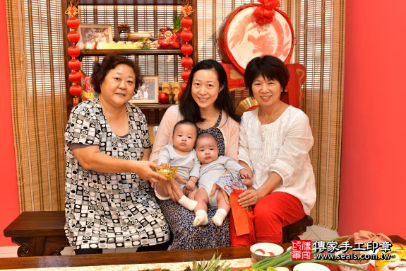 剃胎毛、滿月剃頭、嬰兒剃頭、嬰兒理髮、嬰兒剃髮、嬰兒剃胎毛、嬰兒滿月剃頭、寶寶剃頭、剃胎毛儀式、剃胎毛吉祥話、滿月剃頭儀式、滿月剃頭吉祥話、寶寶剃胎毛、寶寶滿月剃頭理髮、 高雄市鳳山區剃胎毛、高雄市鳳山區滿月剃頭、高雄市鳳山區嬰兒剃頭剃胎毛、高雄市鳳山區嬰兒理髮、高雄市嬰兒剃髮、 盧寶寶(高雄市鳳山區來店嬰兒寶寶滿月剃頭理髮、免費來店嬰兒剃胎毛儀式吉祥話)。來店剃頭剃胎毛主持、專業拍照、DVD光碟、證書。★購買「臍帶章、肚臍章、胎毛筆刷印章」贈送：剃頭、收涎、抓周，三選一。2019.10.29照片14