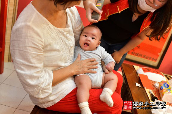剃胎毛、滿月剃頭、嬰兒剃頭、嬰兒理髮、嬰兒剃髮、嬰兒剃胎毛、嬰兒滿月剃頭、寶寶剃頭、剃胎毛儀式、剃胎毛吉祥話、滿月剃頭儀式、滿月剃頭吉祥話、寶寶剃胎毛、寶寶滿月剃頭理髮、 高雄市鳳山區剃胎毛、高雄市鳳山區滿月剃頭、高雄市鳳山區嬰兒剃頭剃胎毛、高雄市鳳山區嬰兒理髮、高雄市嬰兒剃髮、 盧寶寶(高雄市鳳山區來店嬰兒寶寶滿月剃頭理髮、免費來店嬰兒剃胎毛儀式吉祥話)。來店剃頭剃胎毛主持、專業拍照、DVD光碟、證書。★購買「臍帶章、肚臍章、胎毛筆刷印章」贈送：剃頭、收涎、抓周，三選一。2019.10.29照片20