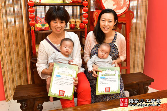 剃胎毛、滿月剃頭、嬰兒剃頭、嬰兒理髮、嬰兒剃髮、嬰兒剃胎毛、嬰兒滿月剃頭、寶寶剃頭、剃胎毛儀式、剃胎毛吉祥話、滿月剃頭儀式、滿月剃頭吉祥話、寶寶剃胎毛、寶寶滿月剃頭理髮、 高雄市鳳山區剃胎毛、高雄市鳳山區滿月剃頭、高雄市鳳山區嬰兒剃頭剃胎毛、高雄市鳳山區嬰兒理髮、高雄市嬰兒剃髮、 盧寶寶(高雄市鳳山區來店嬰兒寶寶滿月剃頭理髮、免費來店嬰兒剃胎毛儀式吉祥話)。來店剃頭剃胎毛主持、專業拍照、DVD光碟、證書。★購買「臍帶章、肚臍章、胎毛筆刷印章」贈送：剃頭、收涎、抓周，三選一。2019.10.29照片21