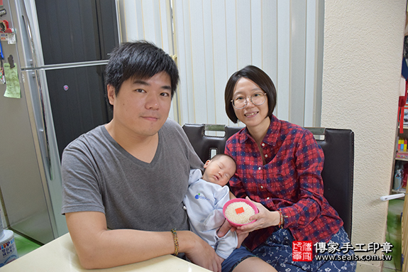 剃胎毛、滿月剃頭、嬰兒剃頭、嬰兒理髮、嬰兒剃髮、嬰兒剃胎毛、嬰兒滿月剃頭、寶寶剃頭、剃胎毛儀式、剃胎毛吉祥話、滿月剃頭儀式、滿月剃頭吉祥話、寶寶剃胎毛、寶寶滿月剃頭理髮、新北市中和區剃胎毛、新北市中和區滿月剃頭、新北市中和區嬰兒剃頭剃胎毛、新北市中和區嬰兒理髮、新北市嬰兒剃髮、呂寶寶(新北市中和區到府嬰兒寶寶滿月剃頭理髮、免費到府嬰兒剃胎毛儀式吉祥話)。到府剃頭剃胎毛主持、專業拍照、DVD光碟、證書。★購買「臍帶章、肚臍章、胎毛筆刷印章」贈送：剃頭、收涎、抓周，三選一。2019.11.06照片6
