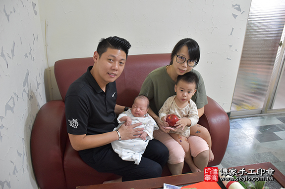 剃胎毛、滿月剃頭、嬰兒剃頭、嬰兒理髮、嬰兒剃髮、嬰兒剃胎毛、嬰兒滿月剃頭、寶寶剃頭、剃胎毛儀式、剃胎毛吉祥話、滿月剃頭儀式、滿月剃頭吉祥話、寶寶剃胎毛、寶寶滿月剃頭理髮、台北市內湖區剃胎毛、台北市內湖區滿月剃頭、台北市內湖區嬰兒剃頭剃胎毛、台北市內湖區嬰兒理髮、台北市嬰兒剃髮、高寶寶(台北市內湖區到府嬰兒寶寶滿月剃頭理髮、免費到府嬰兒剃胎毛儀式吉祥話)。到府剃頭剃胎毛主持、專業拍照、DVD光碟、證書。★購買「臍帶章、肚臍章、胎毛筆刷印章」贈送：剃頭、收涎、抓周，三選一。2019.11.07照片9