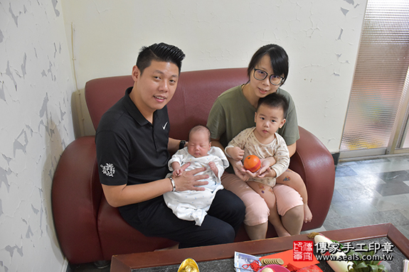 剃胎毛、滿月剃頭、嬰兒剃頭、嬰兒理髮、嬰兒剃髮、嬰兒剃胎毛、嬰兒滿月剃頭、寶寶剃頭、剃胎毛儀式、剃胎毛吉祥話、滿月剃頭儀式、滿月剃頭吉祥話、寶寶剃胎毛、寶寶滿月剃頭理髮、台北市內湖區剃胎毛、台北市內湖區滿月剃頭、台北市內湖區嬰兒剃頭剃胎毛、台北市內湖區嬰兒理髮、台北市嬰兒剃髮、高寶寶(台北市內湖區到府嬰兒寶寶滿月剃頭理髮、免費到府嬰兒剃胎毛儀式吉祥話)。到府剃頭剃胎毛主持、專業拍照、DVD光碟、證書。★購買「臍帶章、肚臍章、胎毛筆刷印章」贈送：剃頭、收涎、抓周，三選一。2019.11.07照片10