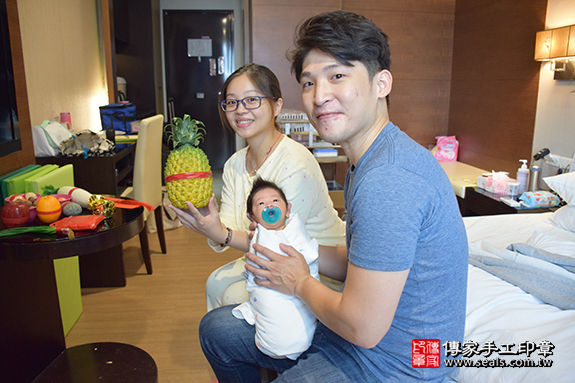剃胎毛、滿月剃頭、嬰兒剃頭、嬰兒理髮、嬰兒剃髮、嬰兒剃胎毛、嬰兒滿月剃頭、寶寶剃頭、剃胎毛儀式、剃胎毛吉祥話、滿月剃頭儀式、滿月剃頭吉祥話、寶寶剃胎毛、寶寶滿月剃頭理髮、台北市中山區剃胎毛、台北市中山區滿月剃頭、台北市中山區嬰兒剃頭剃胎毛、台北市中山區嬰兒理髮、台北市嬰兒剃髮、蔡寶寶(台北市中山區到府嬰兒寶寶滿月剃頭理髮、免費到府嬰兒剃胎毛儀式吉祥話)。到府剃頭剃胎毛主持、專業拍照、DVD光碟、證書。★購買「臍帶章、肚臍章、胎毛筆刷印章」贈送：剃頭、收涎、抓周，三選一。2019.11.07照片12