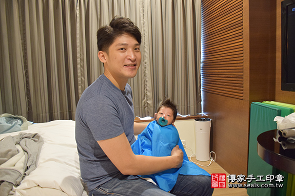 剃胎毛、滿月剃頭、嬰兒剃頭、嬰兒理髮、嬰兒剃髮、嬰兒剃胎毛、嬰兒滿月剃頭、寶寶剃頭、剃胎毛儀式、剃胎毛吉祥話、滿月剃頭儀式、滿月剃頭吉祥話、寶寶剃胎毛、寶寶滿月剃頭理髮、台北市中山區剃胎毛、台北市中山區滿月剃頭、台北市中山區嬰兒剃頭剃胎毛、台北市中山區嬰兒理髮、台北市嬰兒剃髮、蔡寶寶(台北市中山區到府嬰兒寶寶滿月剃頭理髮、免費到府嬰兒剃胎毛儀式吉祥話)。到府剃頭剃胎毛主持、專業拍照、DVD光碟、證書。★購買「臍帶章、肚臍章、胎毛筆刷印章」贈送：剃頭、收涎、抓周，三選一。2019.11.07照片14