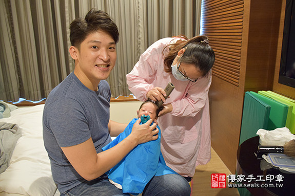 剃胎毛、滿月剃頭、嬰兒剃頭、嬰兒理髮、嬰兒剃髮、嬰兒剃胎毛、嬰兒滿月剃頭、寶寶剃頭、剃胎毛儀式、剃胎毛吉祥話、滿月剃頭儀式、滿月剃頭吉祥話、寶寶剃胎毛、寶寶滿月剃頭理髮、台北市中山區剃胎毛、台北市中山區滿月剃頭、台北市中山區嬰兒剃頭剃胎毛、台北市中山區嬰兒理髮、台北市嬰兒剃髮、蔡寶寶(台北市中山區到府嬰兒寶寶滿月剃頭理髮、免費到府嬰兒剃胎毛儀式吉祥話)。到府剃頭剃胎毛主持、專業拍照、DVD光碟、證書。★購買「臍帶章、肚臍章、胎毛筆刷印章」贈送：剃頭、收涎、抓周，三選一。2019.11.07照片15