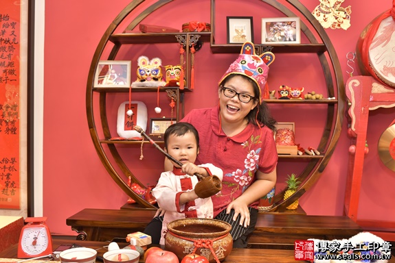 新北市永和區宋寶寶古禮收涎祝福活動：寶寶淨手儀式：寶寶淨手象徵洗淨，把不好的去掉，洗滌身心靈。照片2