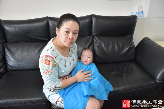 剃胎毛、滿月剃頭、嬰兒剃頭、嬰兒理髮、嬰兒剃髮、嬰兒剃胎毛、嬰兒滿月剃頭、寶寶剃頭、剃胎毛儀式、剃胎毛吉祥話、滿月剃頭儀式、滿月剃頭吉祥話、寶寶剃胎毛、寶寶滿月剃頭理髮、 新北市永和區剃胎毛、新北市永和區滿月剃頭、新北市永和區嬰兒剃頭剃胎毛、新北市永和區嬰兒理髮、新北市嬰兒剃髮、 康寶寶(新北永和區嬰兒寶寶滿月剃頭理髮、免費嬰兒剃胎毛儀式吉祥話)。中國風會場，爸媽寶貝免費穿「日中韓」古裝禮服。專業拍照、DVD光碟、證書。★購買「臍帶章、肚臍章、胎毛筆刷印章」贈送：剃頭、收涎、抓周，三選一。2019.10.17照片17