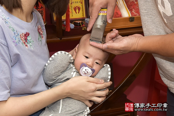 剃胎毛、滿月剃頭、嬰兒剃頭、嬰兒理髮、嬰兒剃髮、嬰兒剃胎毛、嬰兒滿月剃頭、寶寶剃頭、剃胎毛儀式、剃胎毛吉祥話、滿月剃頭儀式、滿月剃頭吉祥話、寶寶剃胎毛、寶寶滿月剃頭理髮、新北市永和區剃胎毛、新北市永和區滿月剃頭、新北市永和區嬰兒剃頭剃胎毛、新北市永和區嬰兒理髮、新北市嬰兒剃髮、陳寶寶(新北市永和區到府嬰兒寶寶滿月剃頭理髮、免費到府嬰兒剃胎毛儀式吉祥話)。到府剃頭剃胎毛主持、專業拍照、DVD光碟、證書。★購買「臍帶章、肚臍章、胎毛筆刷印章」贈送：剃頭、收涎、抓周，三選一。2019.07.14照片16
