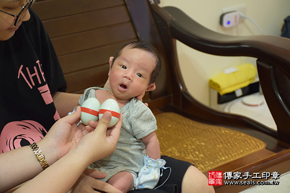 剃胎毛、滿月剃頭、嬰兒剃頭、嬰兒理髮、嬰兒剃髮、嬰兒剃胎毛、嬰兒滿月剃頭、寶寶剃頭、剃胎毛儀式、剃胎毛吉祥話、滿月剃頭儀式、滿月剃頭吉祥話、寶寶剃胎毛、寶寶滿月剃頭理髮、新北市永和區剃胎毛、新北市永和區滿月剃頭、新北市永和區嬰兒剃頭剃胎毛、新北市永和區嬰兒理髮、新北市嬰兒剃髮、葉寶寶(新北市永和區到府嬰兒寶寶滿月剃頭理髮、免費到府嬰兒剃胎毛儀式吉祥話)。到府剃頭剃胎毛主持、專業拍照、DVD光碟、證書。★購買「臍帶章、肚臍章、胎毛筆刷印章」贈送：剃頭、收涎、抓周，三選一。2019.07.25照片5