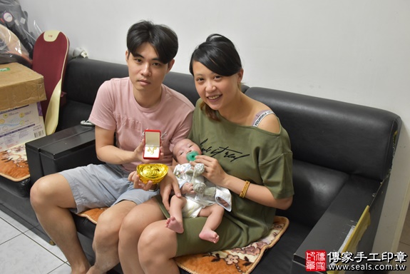 剃胎毛、滿月剃頭、嬰兒剃頭、嬰兒理髮、嬰兒剃髮、嬰兒剃胎毛、嬰兒滿月剃頭、寶寶剃頭、剃胎毛儀式、剃胎毛吉祥話、滿月剃頭儀式、滿月剃頭吉祥話、寶寶剃胎毛、寶寶滿月剃頭理髮、 桃園市平鎮區剃胎毛、桃園市平鎮區滿月剃頭、桃園市平鎮區嬰兒剃頭剃胎毛、桃園市平鎮區嬰兒理髮、新北市嬰兒剃髮、 邱寶寶(桃園市平鎮區到府嬰兒寶寶滿月剃頭理髮、免費到府嬰兒剃胎毛儀式吉祥話)。到府剃頭剃胎毛主持、專業拍照、DVD光碟、證書。★購買「臍帶章、肚臍章、胎毛筆刷印章」贈送：剃頭、收涎、抓周，三選一。2019.10.26照片17