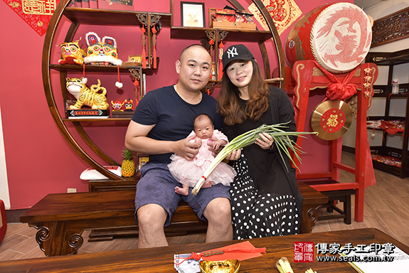 剃胎毛、滿月剃頭、嬰兒剃頭、嬰兒理髮、嬰兒剃髮、嬰兒剃胎毛、嬰兒滿月剃頭、寶寶剃頭、剃胎毛儀式、剃胎毛吉祥話、滿月剃頭儀式、滿月剃頭吉祥話、寶寶剃胎毛、寶寶滿月剃頭理髮、新北市永和區剃胎毛、新北市永和區滿月剃頭、新北市永和區嬰兒剃頭剃胎毛、新北市永和區嬰兒理髮、新北市嬰兒剃髮、李寶寶(新北市永和區到府嬰兒寶寶滿月剃頭理髮、免費到府嬰兒剃胎毛儀式吉祥話)。到府剃頭剃胎毛主持、專業拍照、DVD光碟、證書。★購買「臍帶章、肚臍章、胎毛筆刷印章」贈送：剃頭、收涎、抓周，三選一。2019.07.28照片11